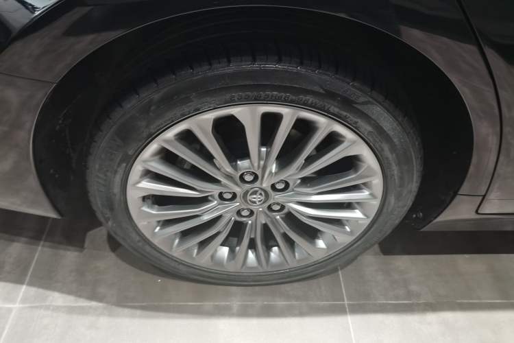 Used Toyota Avalon 2019 Dual-Engine 2.5L XLE Prestige Version China VI Standard
