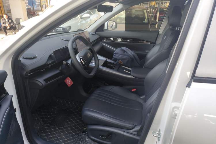 Used  E5 2024 440km Launch Edition
