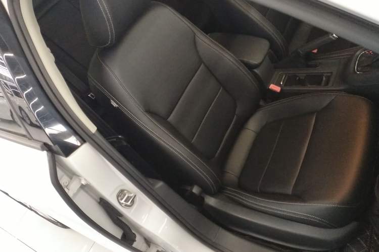 Used Volkswagen Sagitar 2015 1.6L Automatic Fashion Model
