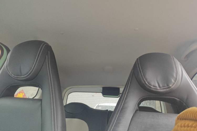 Used Wuling Hongguang MINIEV 2021 Macaron Sandwich Model 120 km Lithium Iron Phosphate
