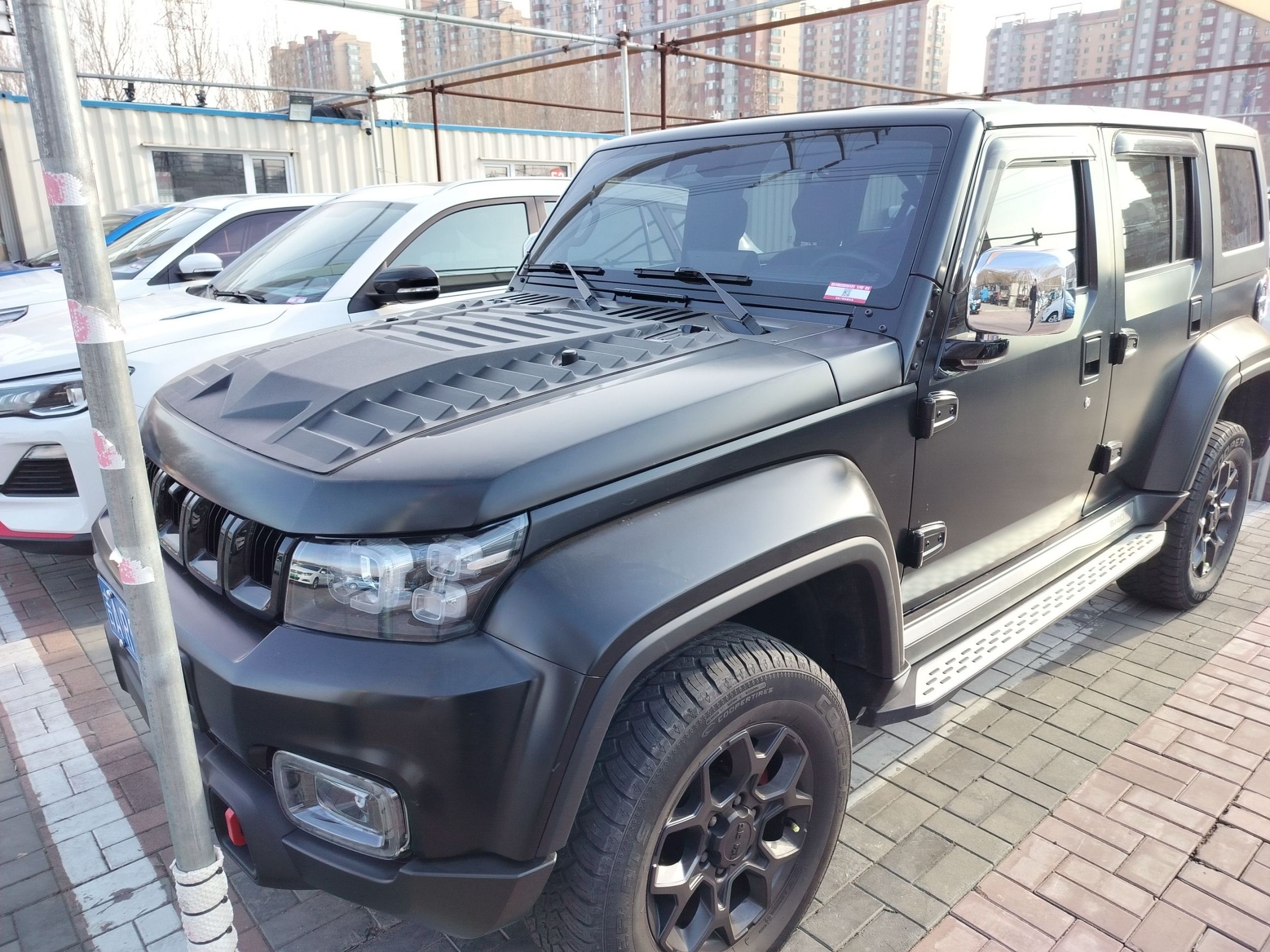 Под передней частью автомобиля