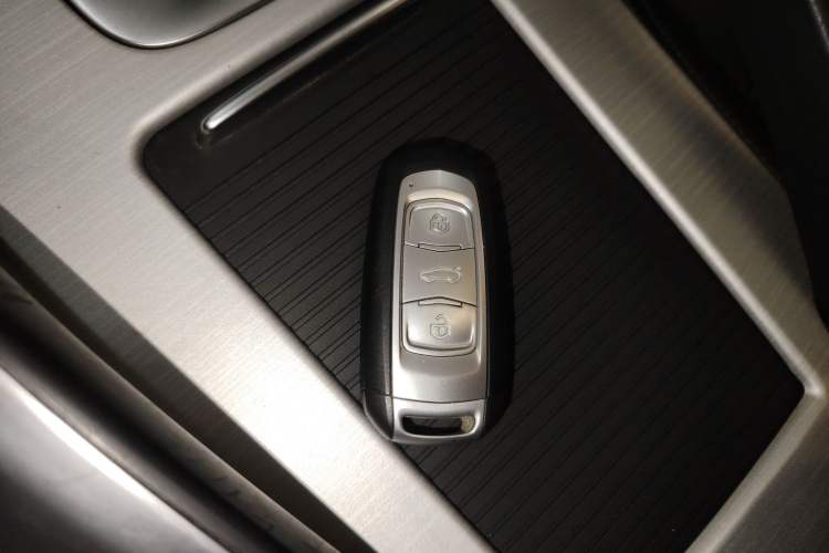 Used Geely Auto Emgrand X7 Sport 2020 1.8TD DCT Two-Wheel Drive Smart Connect 4G-Enabled Version
