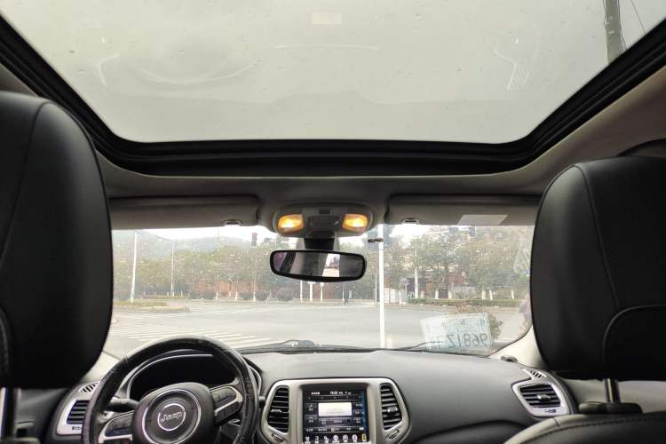 Used  Compass 2017 200T Automatic Family Edition
