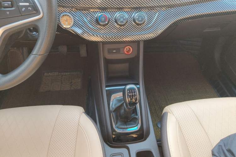 Used Baojun 310W 2017 1.5L Manual Fashion Edition China VI
