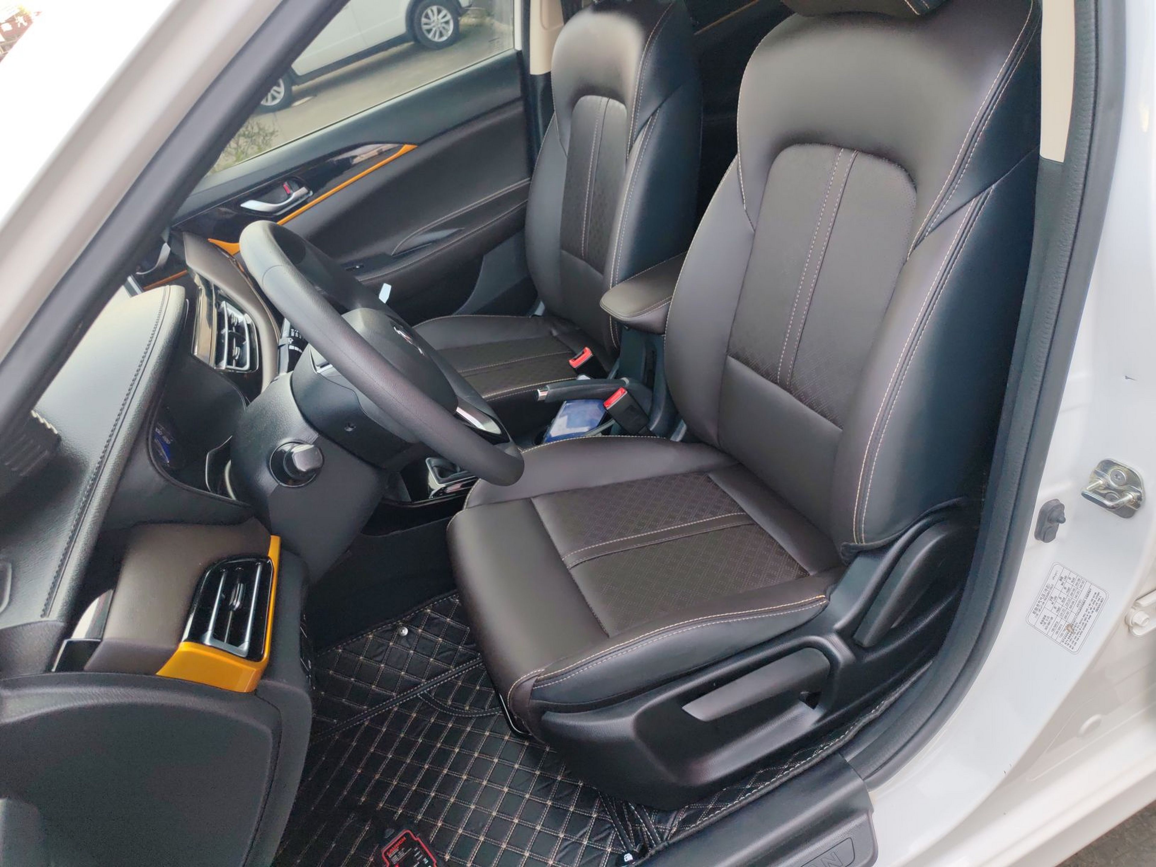 Переднее сиденье в автомобиле