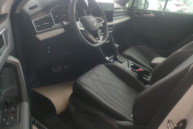 Used Volkswagen Tiguan L 2024 Outstanding Model 330TSI Automatic Two-Wheel Drive R-Line Dragon Glory Edition
