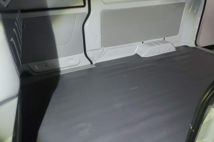 Used Jinbei New Hiace S 2023 1.5L Wealth Edition Van 2/5-Seater Non-Air-Conditioned Version SWC15M