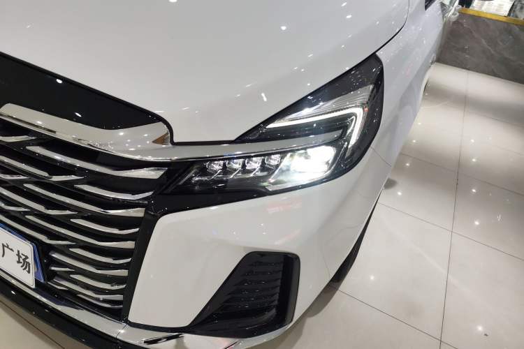 Used Buick GL8 2023 Land Executive Class Comfort Model
