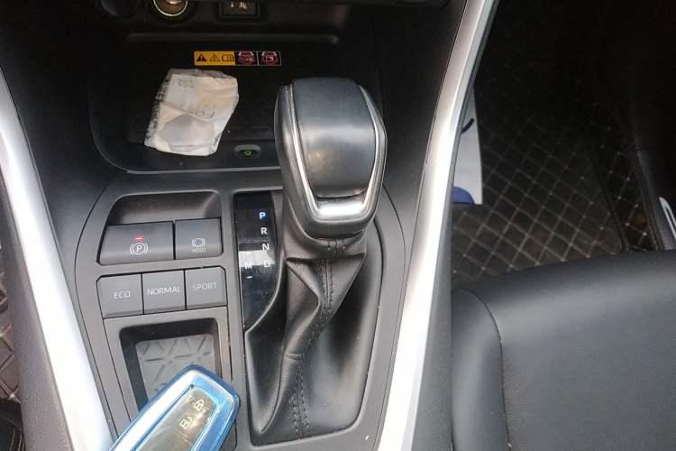 Used Toyota RAV4 2023 2.0L CVT Two-Wheel Drive 20th Anniversary Platinum Edition
