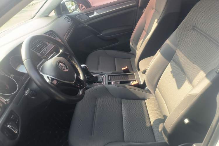 Used Volkswagen Golf 2017 1.6L Automatic Comfort Million-Vehicle Anniversary Edition
