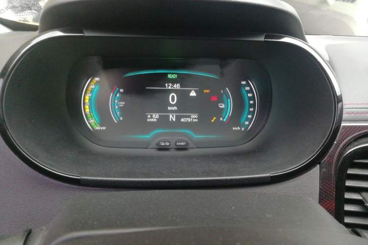 Used Chery Little Ant 2022 Revised Version Sweet Pink Edition Half-Sugar Version Lithium Iron Phosphate 30.7 kWh 30 kW 301 km