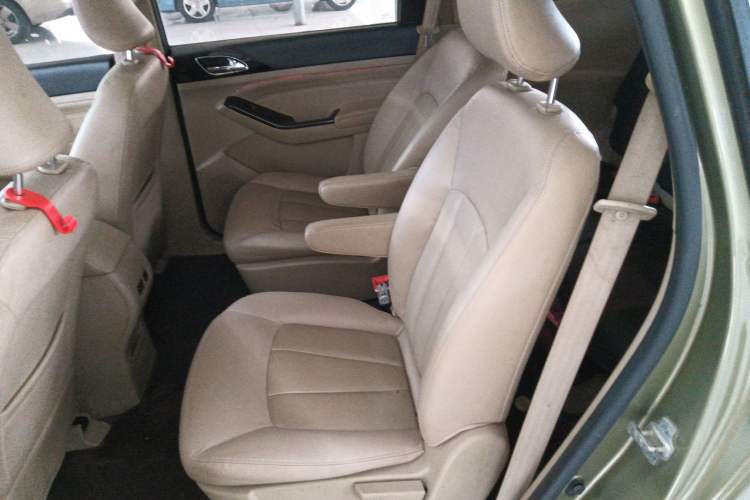 Used Baojun 730 2014 1.5L manual luxury trim 7 seats
