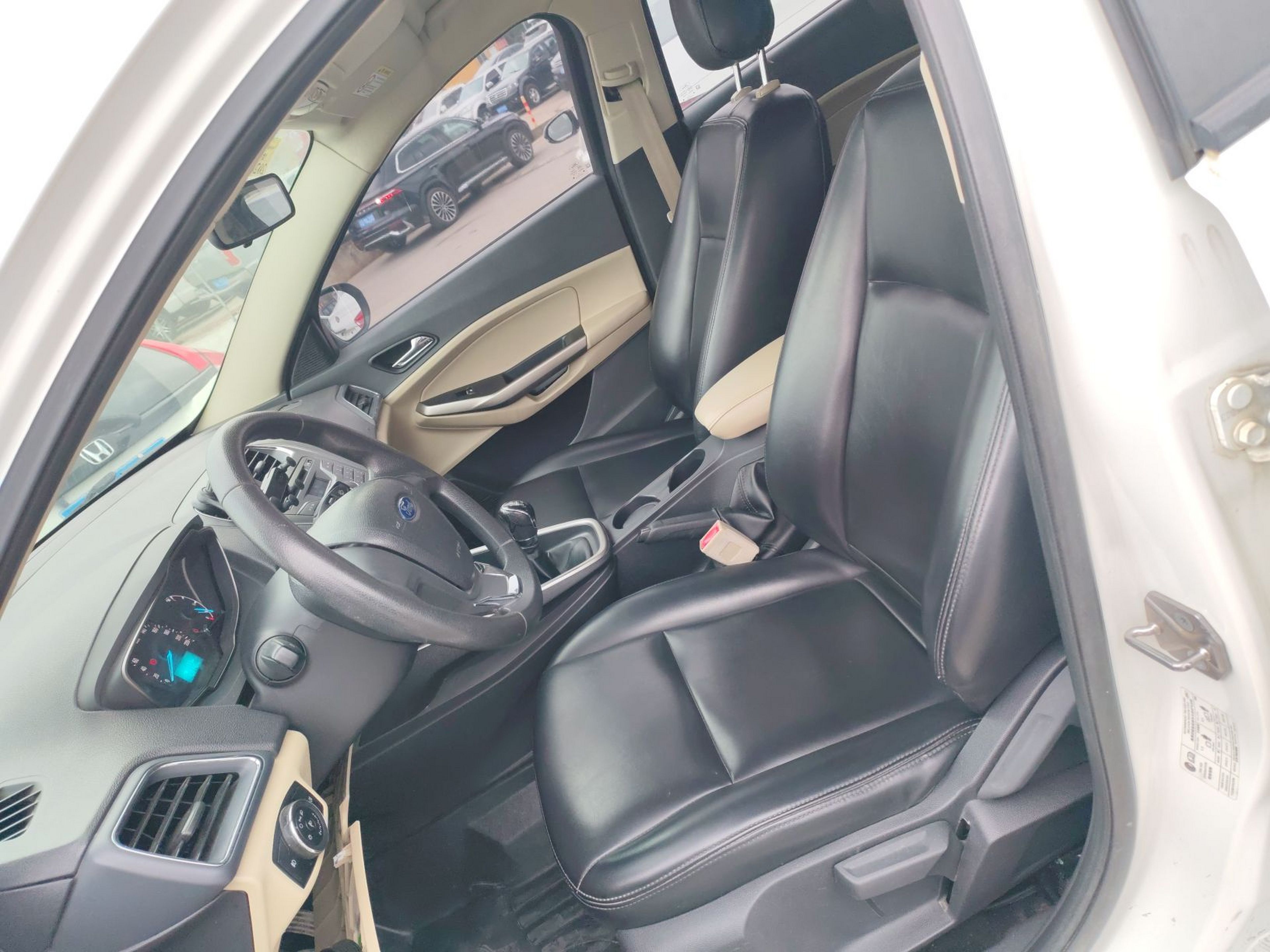 Переднее сиденье в автомобиле