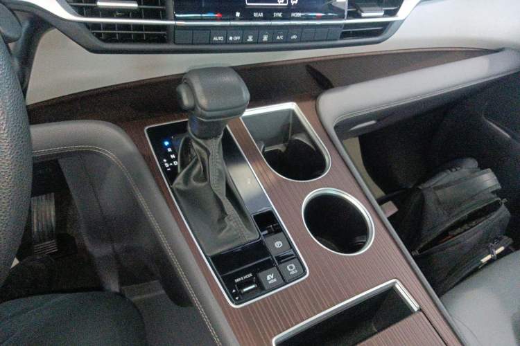 Used Toyota Granvia 2023 2.5L Hybrid Comfort Edition