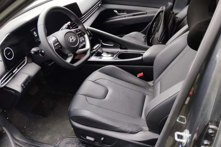 Used Hyundai Elantra 2023 1.5L CVT LUX Prestige Edition
