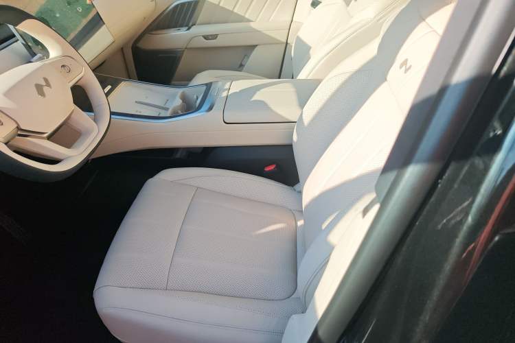 Used ONVO Luxeed L90 2025 Model—Ultra Six-Seater Version
