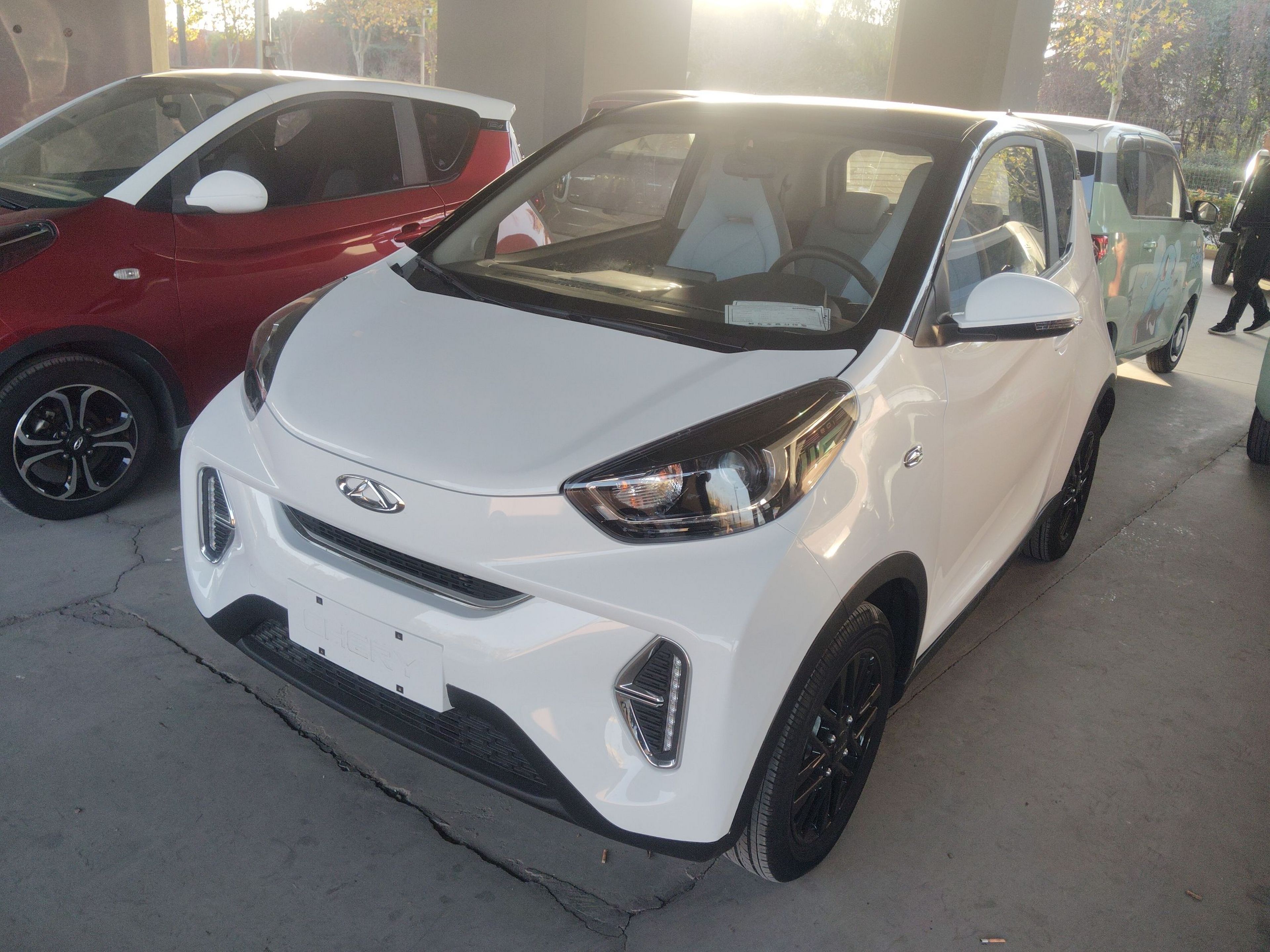 تحت مقدمة السيارة