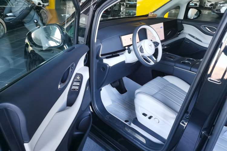 Used VOYAH Dream 2025 PHEV Four-Wheel Drive Excellence Kunpeng Edition
