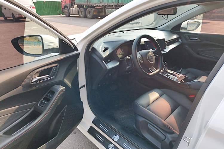 Used MG 5 2022 180 DVVT CVT Youth Luxury Edition
