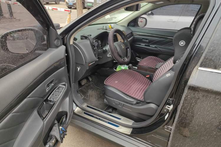 Used Mitsubishi Outlander 2019 2.4L 4x4 Zhi Xiang Edition 5 Seats China V Emission Standard