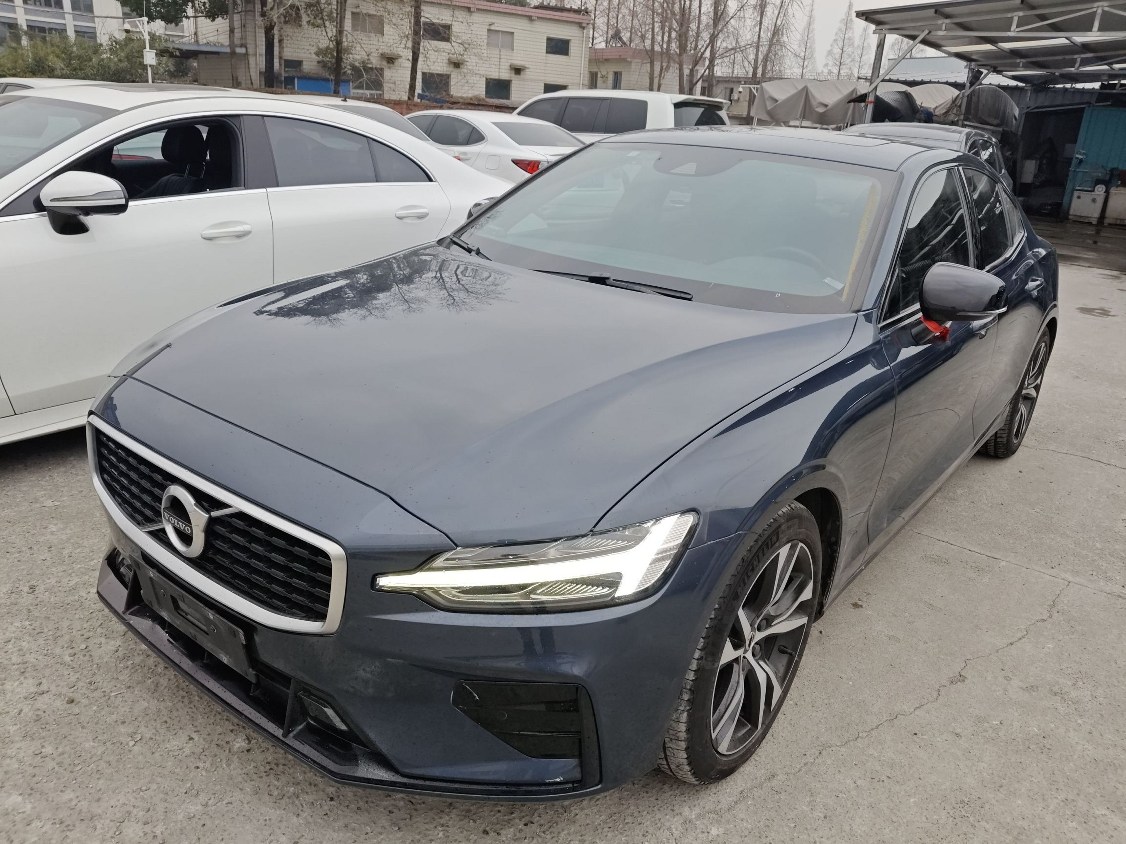 Под передней частью автомобиля