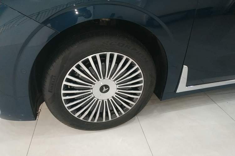 Used VOYAH Dream 2025 PHEV Four-Wheel Drive Prestige Kunpeng Edition
