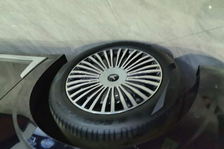 Used VOYAH Dream 2025 PHEV Four-Wheel-Drive Flagship Kunpeng Edition
