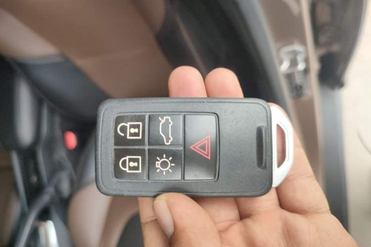 Used Volvo V40 2014 Cross Country T5 AWD Smart Luxury Edition
