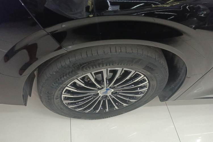 Used Denza D9 2022 DM-i 1040 Prestige Model
