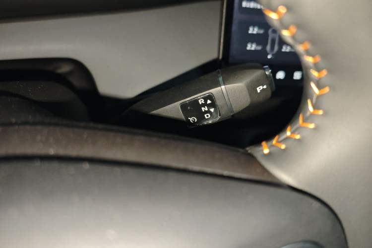 Used  Q07 2025 215 Prestige Edition