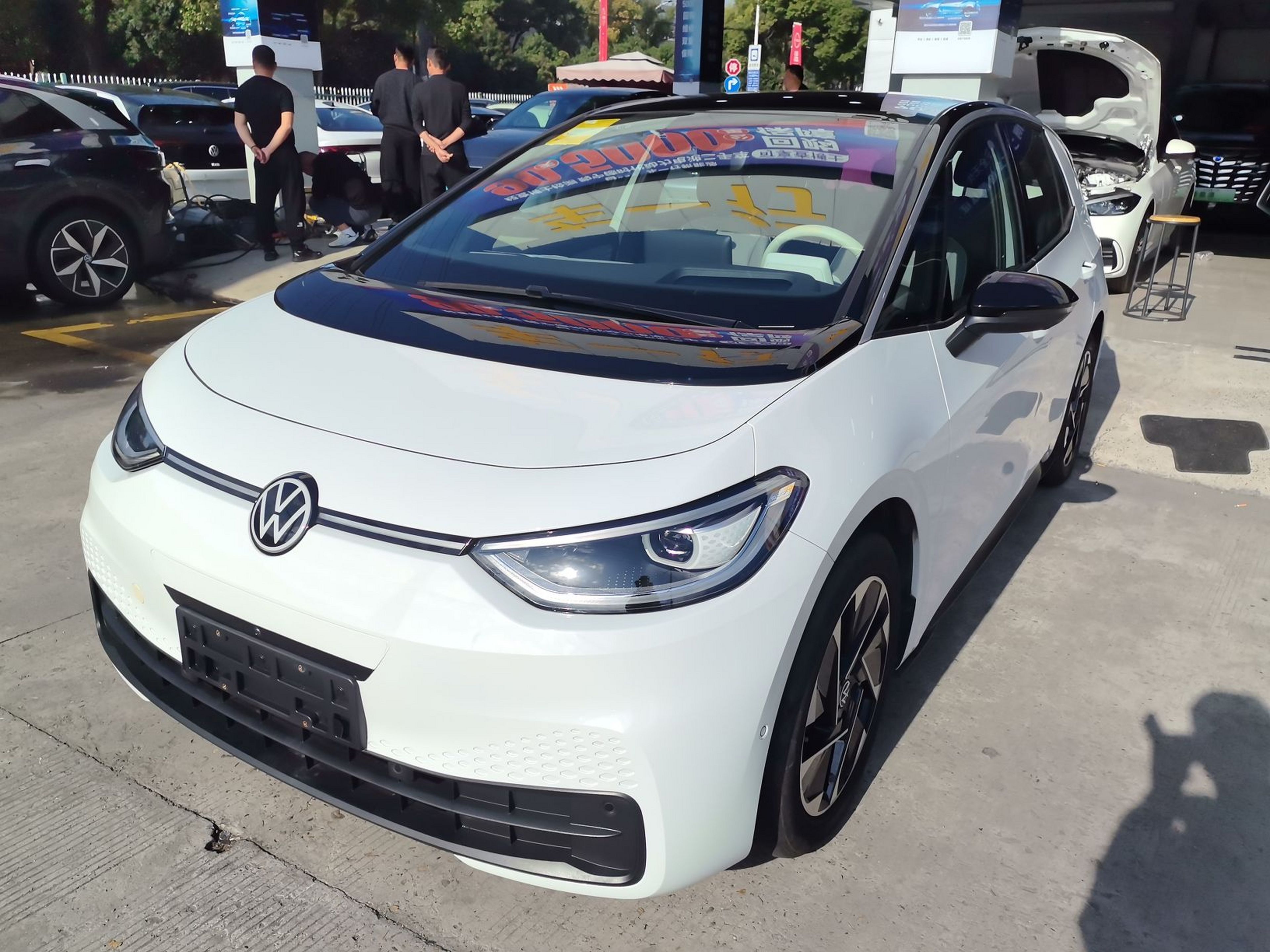 Под передней частью автомобиля