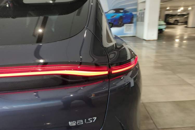 Used  LS7 2023 100kWh Lux All-Wheel-Drive Version