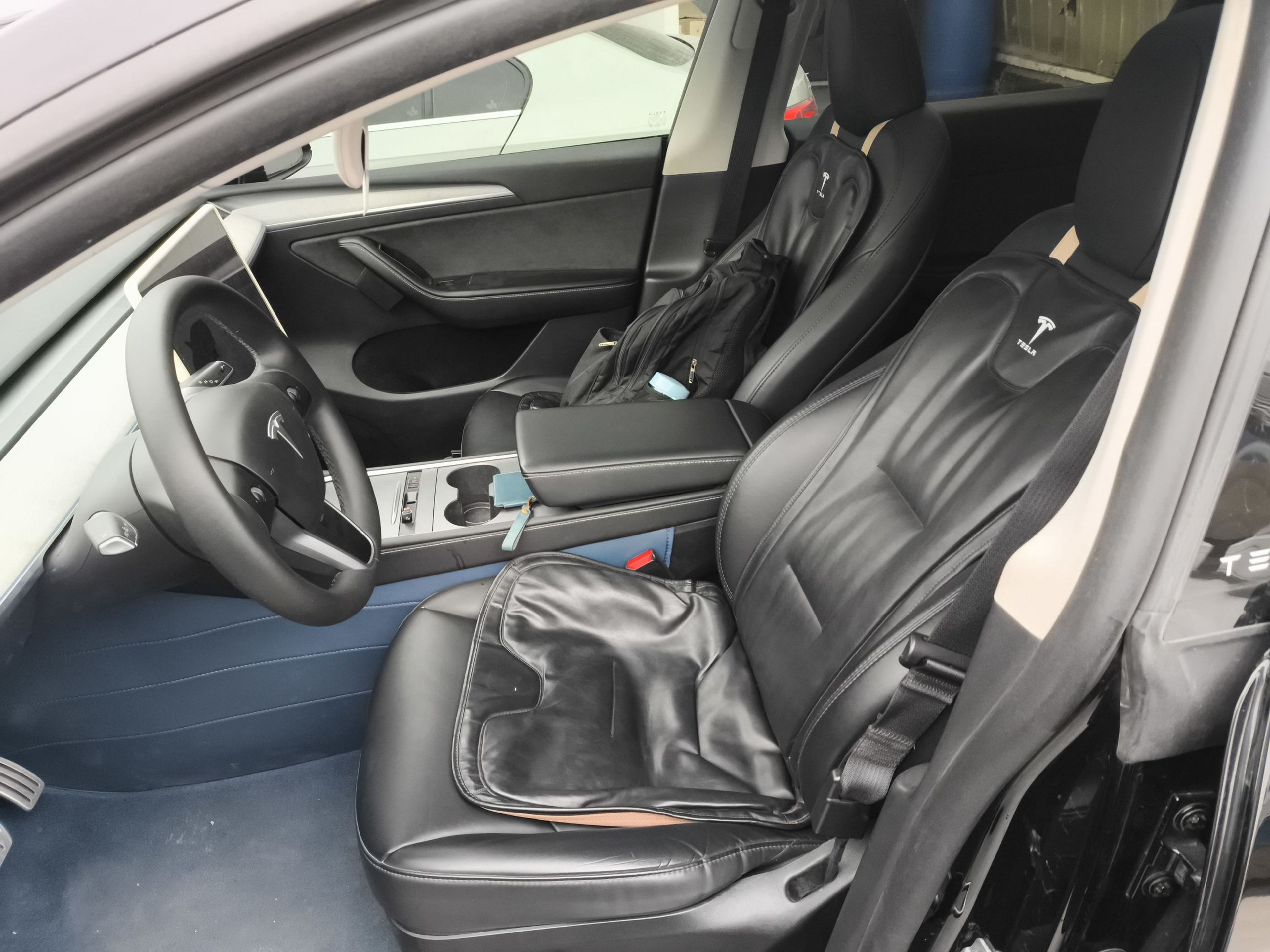 Переднее сиденье в автомобиле