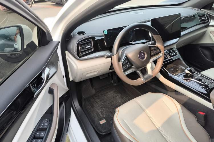 Used BYD Qin PLUS 2024 HONOR Edition DM-i 120KM Excellence Model
