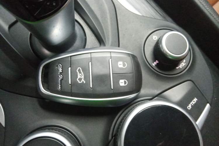 Used Alfa Romeo Giulia 2017 2.0T 200HP Luxury Edition
