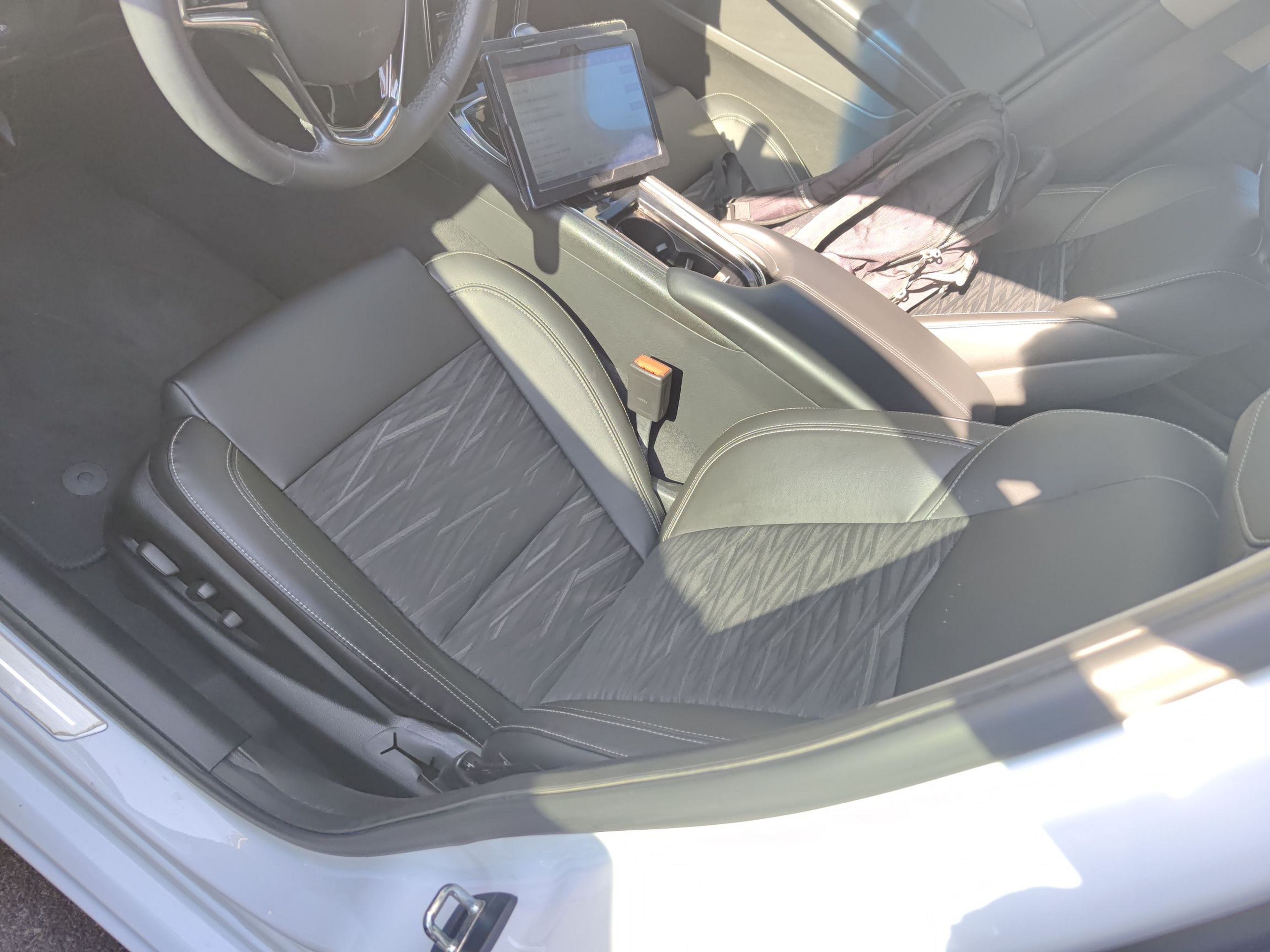 Переднее сиденье в автомобиле