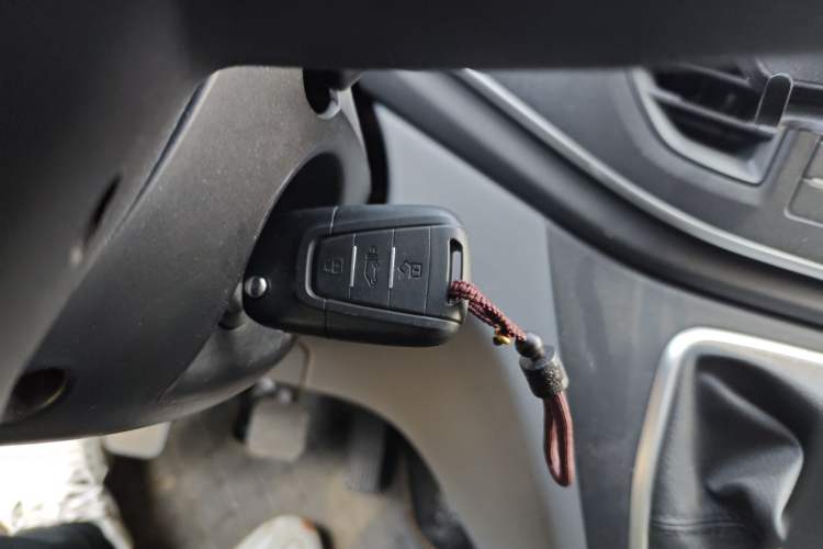 Used SAIC MAXUS Xintu V80 2024 Aotong Value Edition 6MT Long-Wheelbase Mid-Roof Model with 127 Ps Available in 6/7/8/9-Seater Configurations