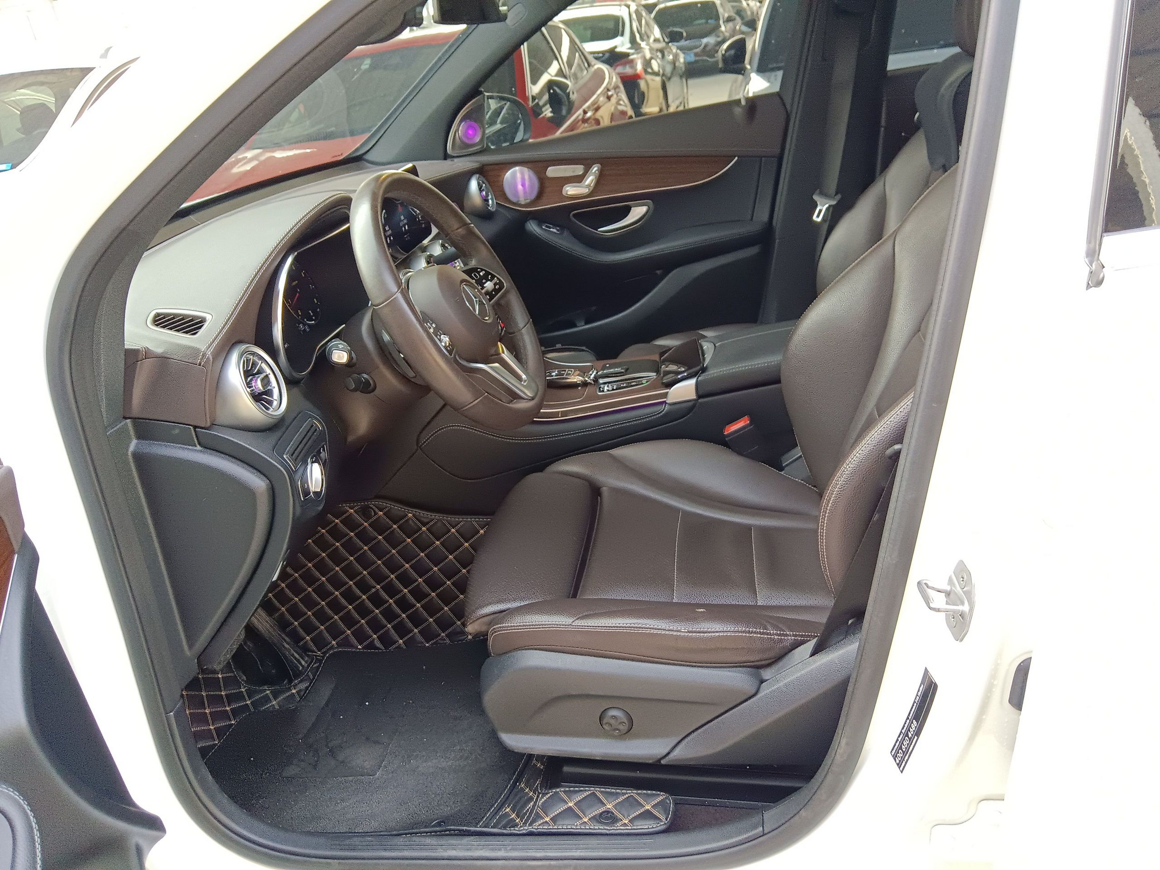 المقاعد الأمامية داخل السيارة