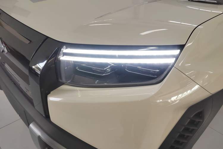 Used  Titanium 3 2025 501 km All-Wheel Drive Intelligent Driving Max Edition