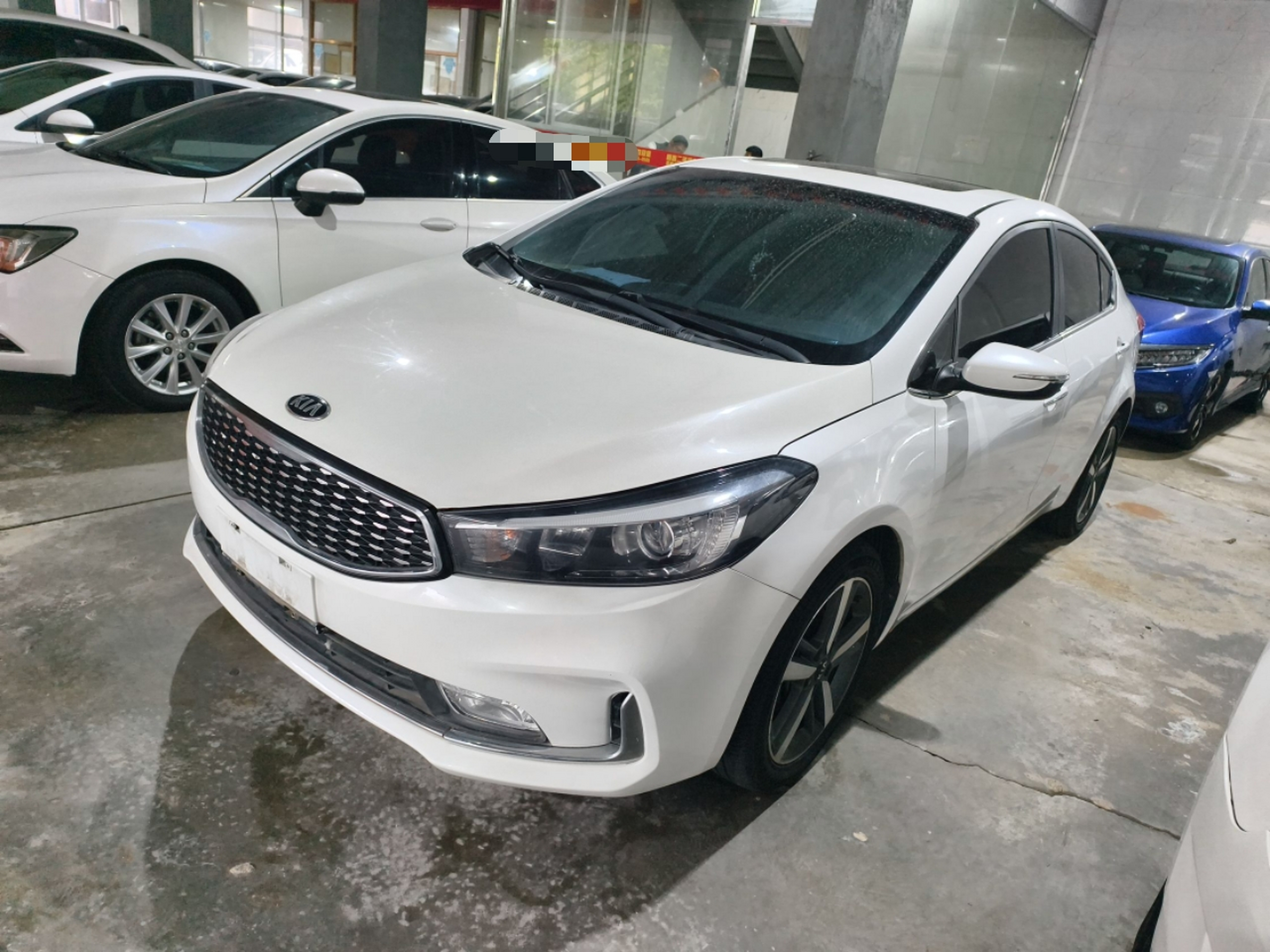 Под передней частью автомобиля