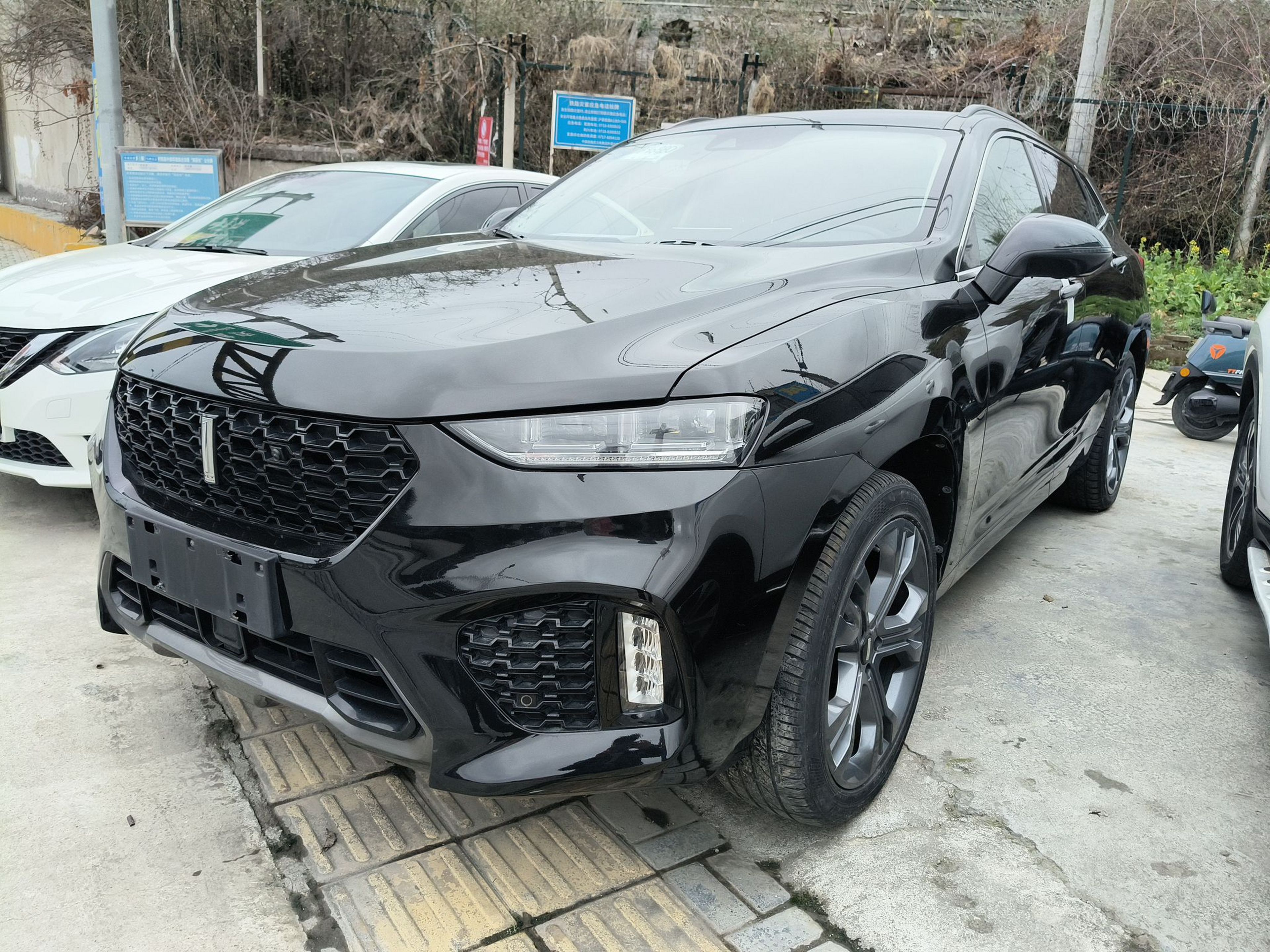 تحت مقدمة السيارة