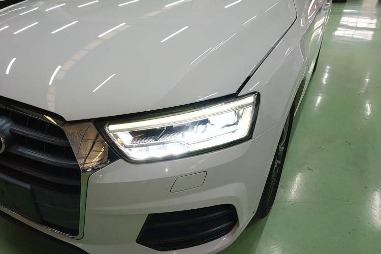 Used Audi Q3 2017 40 TFSI quattro all-wheel-drive sport model
