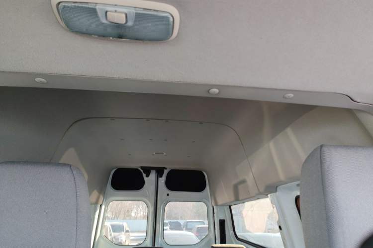 Used Ford Transit 2019 2.0T Diesel Multi-Purpose Commercial Vehicle Mid-Drive Mid-Roof 6-Seater China VI Standard