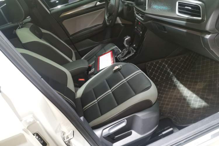 Used Volkswagen T-ROC 2025 300TSI DSG Two-Wheel Drive Chen Guang Edition
