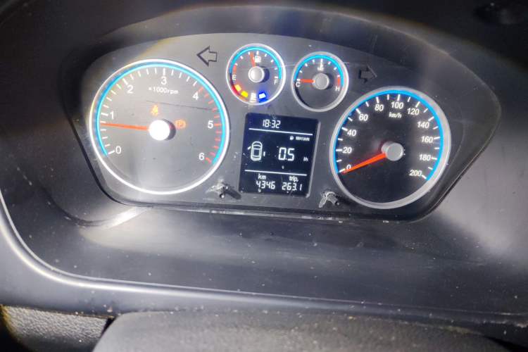 Used Foton Toano 2024 Tuyano Pro Multi-Function 2.0T Manual Rear-Drive Long Wheelbase Mid-Roof Design Single Rear Tire—Available in 5/6/7/9-Seater Configurations