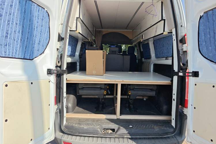 Used Ford Transit 2019 2.0T Diesel Business & Travel Mid-Drive Mid-Roof 7-Seater China VI Standard
