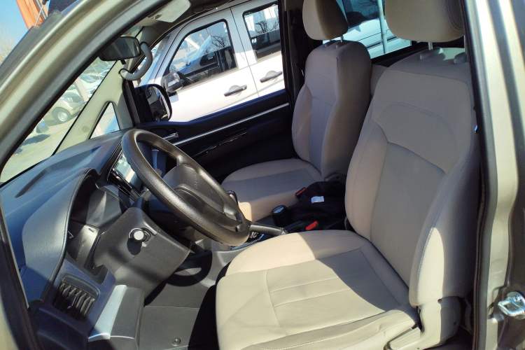 Used FORTHING Lingzhi 2023 M5L 1.6L Base Model 7 Seats