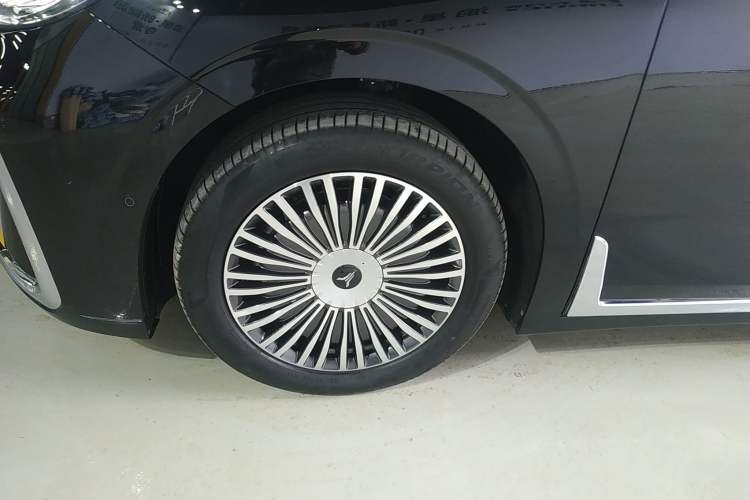 Used VOYAH Dream 2025 PHEV Four-Wheel Drive Prestige Kunpeng Edition
