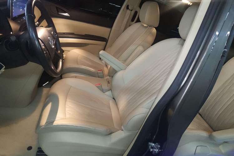 Used Buick GL8 2023 Facelifted Land Cruiser Executive Luxury Version
