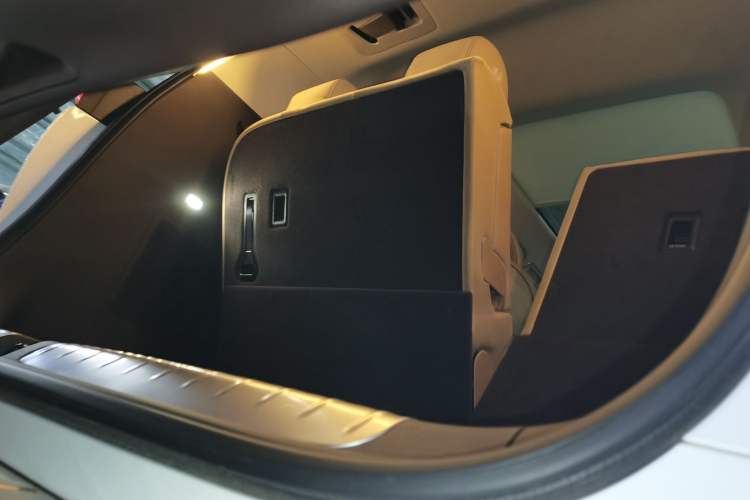 Used Denza D9 2024 DM-i 1050 Luxury Model
